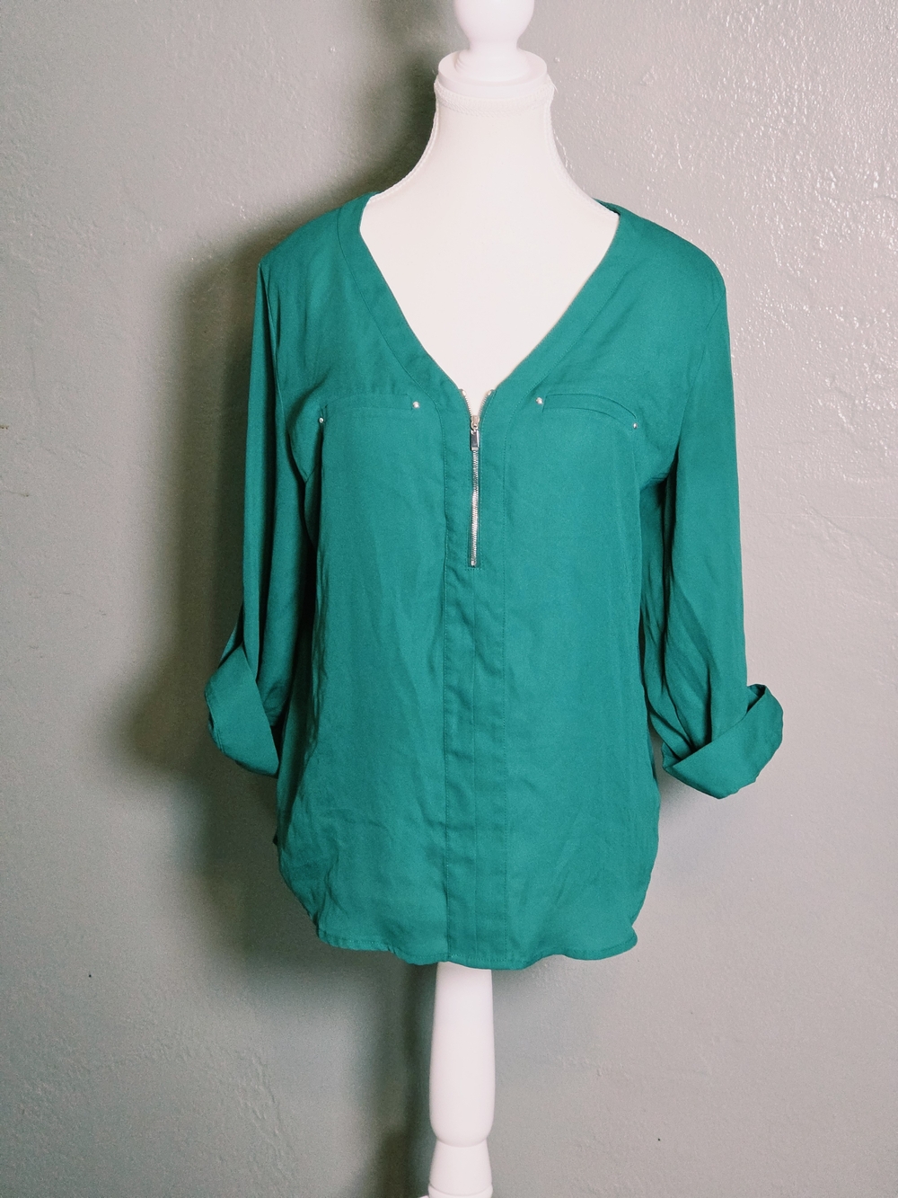 Fortune + Ivy Women’s M Chic Emerald Green  Zip V-Neck  Blouse Roll Tab Sleeve - Picture 2 of 9